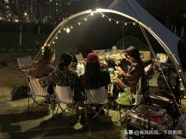 年轻人、国庆睡帐篷、戳破旅游消费泡沫