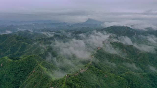 雨涤燕塞千峰晓 云涌金城万堞浮