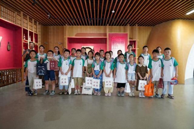 临平区塘栖镇创新非遗研学之旅点亮“小候鸟”暑期生活