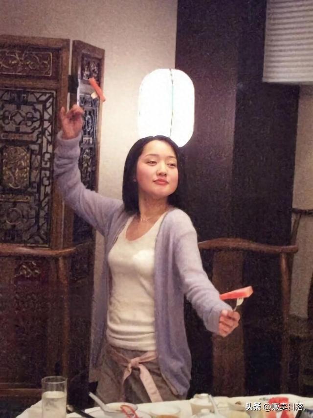 这是杨钰莹30岁时候拍下的生活照 全素颜没有化妆 看着像18的小姑娘