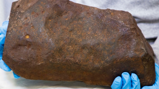 墨尔本博物馆鉴定：澳洲男子铁锤砸不开的"金块"竟是46亿年陨石！