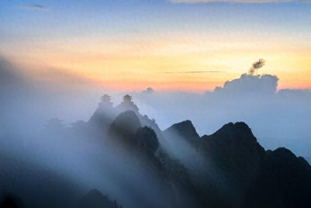 老君山现百年一遇“灵气护罩”奇观