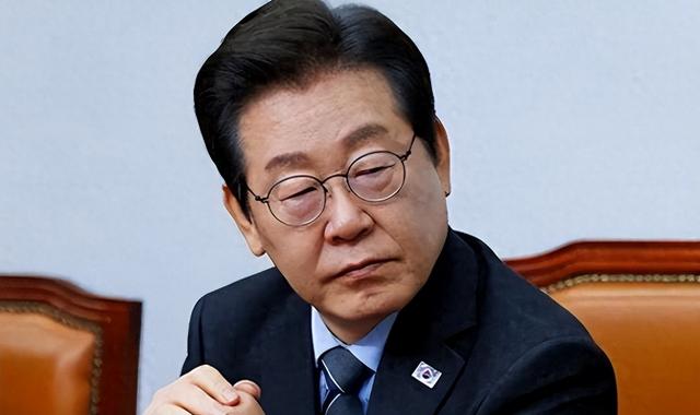 李在明拒绝出席中国阅兵，王毅挂断电话，送了韩国一句话！