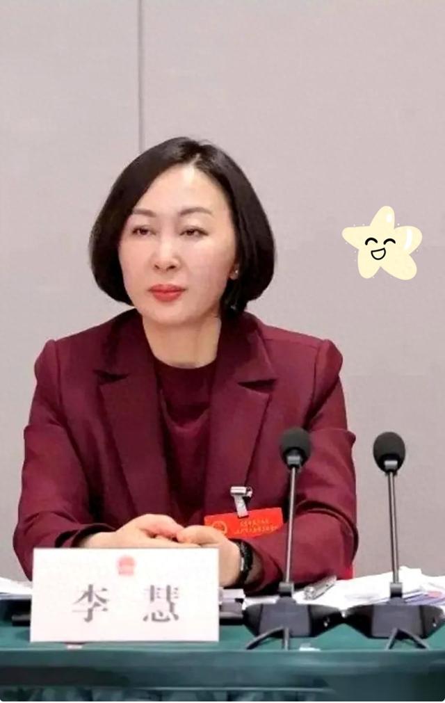 山西太原这边又有动静了，这回落马的是个女区委书记。