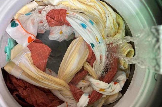 每次洗衣服前，洗衣机放一碗它，多脏的衣服洗完都像新的一样！