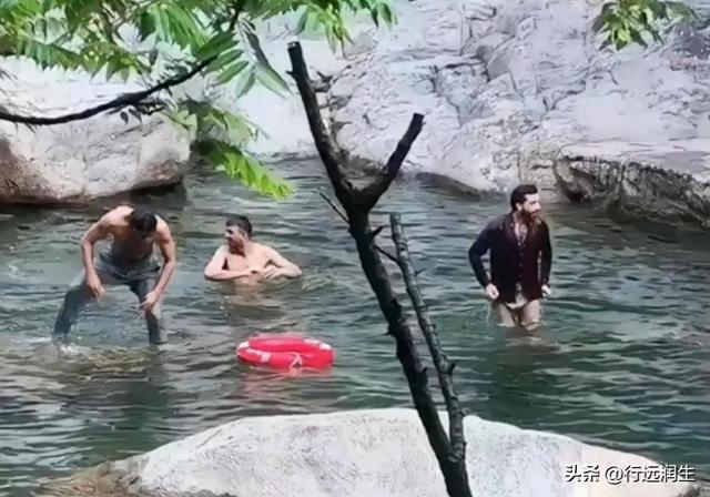 庐山“泡澡事件”引爆热议：管理疏漏还是文明底线的考验？