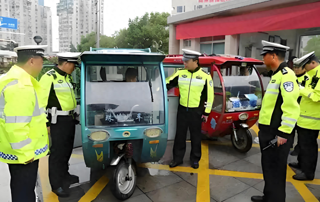 三轮车上路必须遵守“1牌、2证、3必须”，缺一不可！