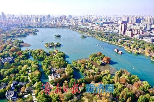 晴空万里映碧波 大明湖景美如画