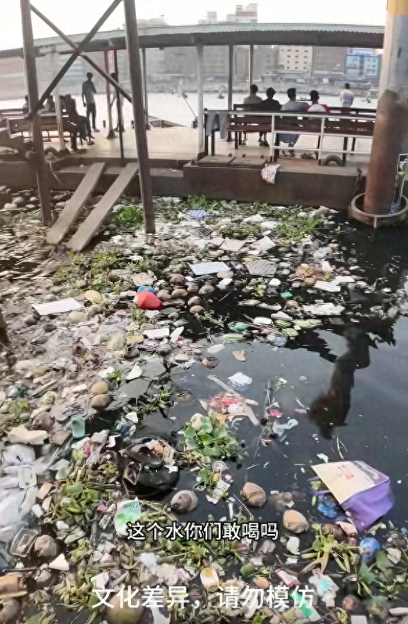 中国小伙在印度干了一杯恒河水，高烧三天全身肿胀，直言千万别喝