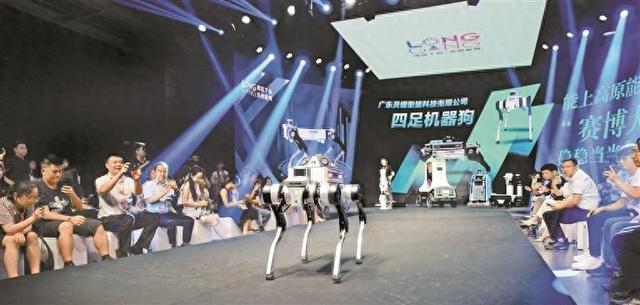 【深圳特区报】硬核科技T台走秀
