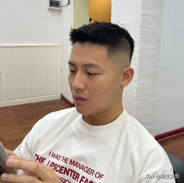 男生去理发店常见发型有哪些？（男生不烫不染发型简单清爽）