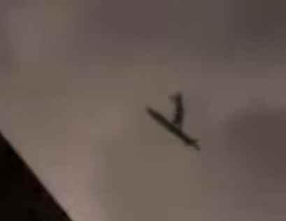 夜空有人“御剑飞行”穿越雷暴？多位网友明月夜拍到惊奇一幕！真相来了