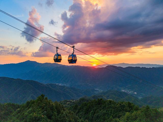​湖南旅游再“起飞”：中国最长索道在雪峰山景区启航