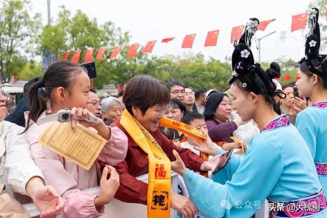 秋雨无阻思乡人洪洞大槐树景区国庆雨中演出互动显温情