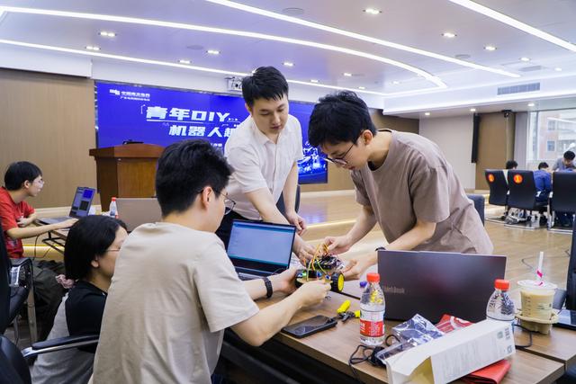 揭阳供电局举办“青年DIY·机器人趣味挑战赛”