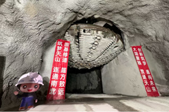 破冰天山！世界首台高寒高海拔竖井掘进机“首创号”极地攻坚，成功掘进707米