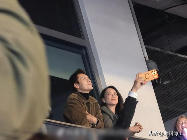 陈伟霆爱人北京豪宅晒照，何穗产后腰细身瘦，陈妈妈来京看孙子