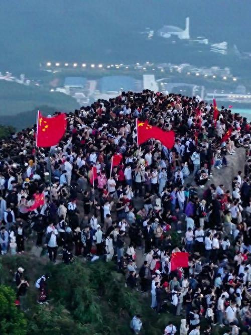 国庆节的第二天，你在境区看人头，我在菜市场买黄瓜