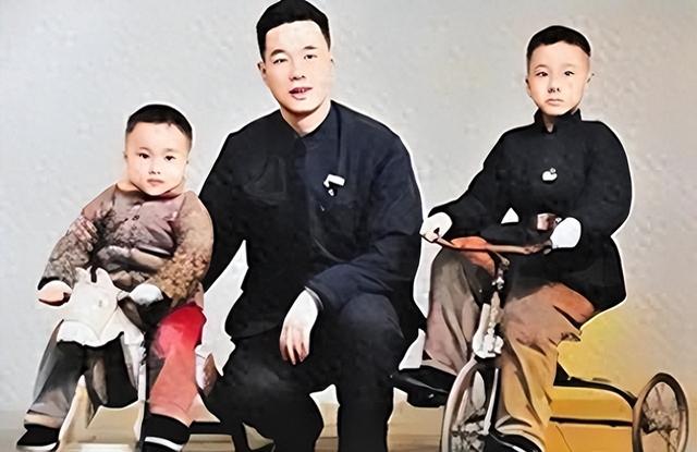李鹏总理有多帅？1965年和两个儿子的合影，他长相出众	，气质不凡