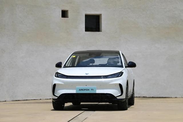 7万级纯电两厢车大对决：极狐T1 425km 与名爵MG4 437km怎么选？