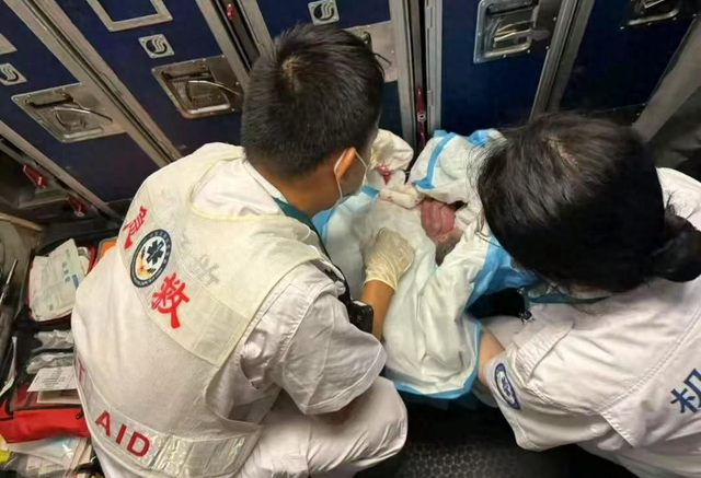 警方称“飞机上分娩事件”不涉刑事案件：女孩及涉事男孩均为16岁，达到性同意年龄，涉事男孩暂未接听电话