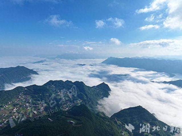 巴东：云海映村绘美景