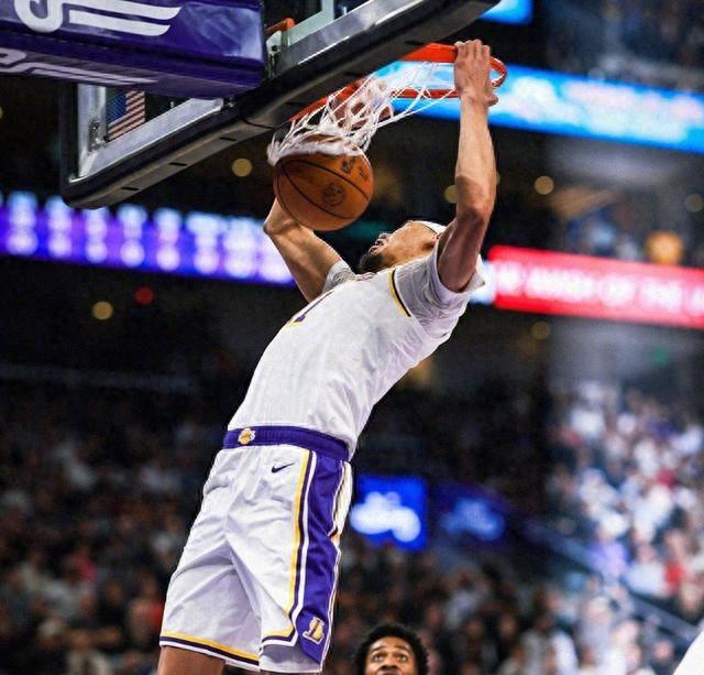 湖人险胜！东契奇33+11艾顿伤退，里夫斯22+10，老詹17+8全队最低