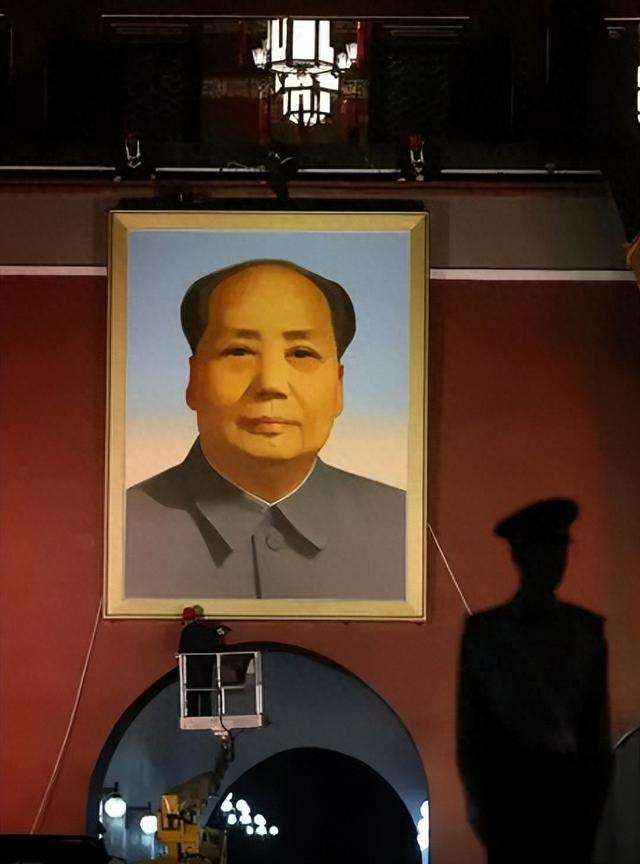 天安门城楼上，为何不悬挂毛主席的照片，反而要挂毛主席的画像?