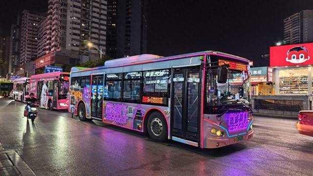 皮沙发+无线充+文创区！南宁这趟漫游公交也太夯了