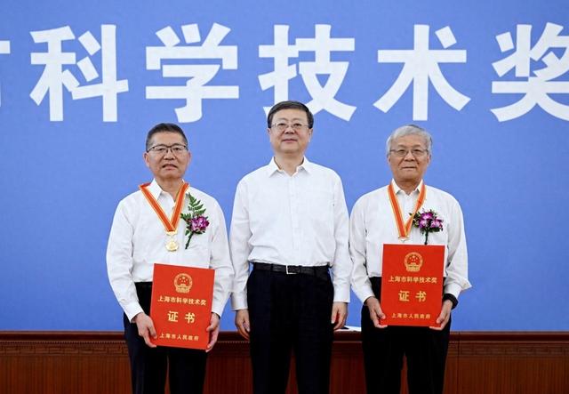 上海市科学技术奖励大会举行，陈吉宁向吕西林、马大为颁发科技功臣奖