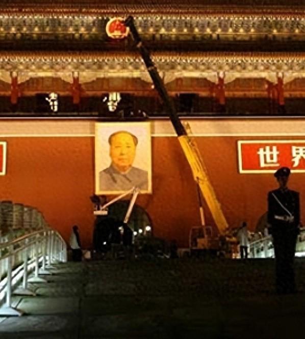 天安门为何不悬挂毛主席的照片，而是挂画像？主席画像师给出答案