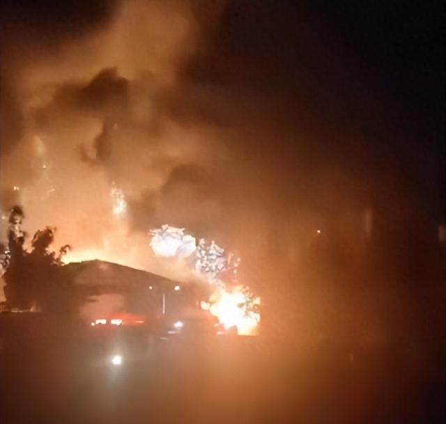 云南普洱凌晨突发火灾	，现场浓烟滚滚还引燃烟花，应急：已扑灭，过火面积1500平方米