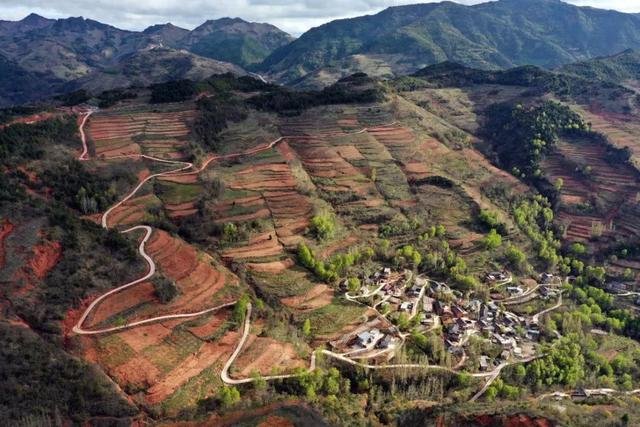 米仓山深处 一崖丹霞红