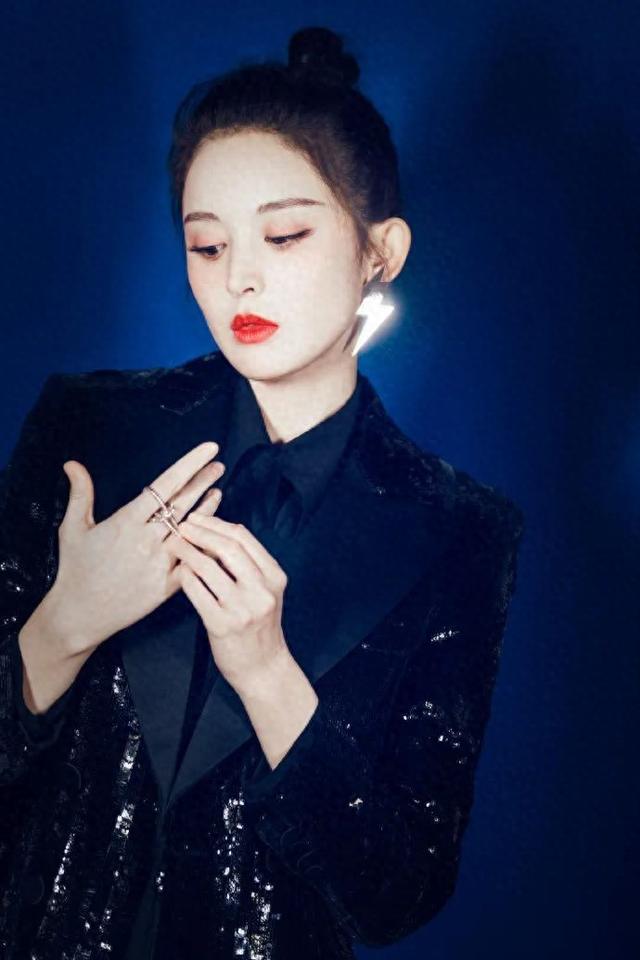 皮肤暗黄适合的衣服颜色介绍（建议皮肤暗黄的女人）