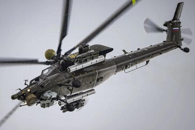 特朗普再发威胁，关键时刻普京出手，俄军机已抵达伊朗