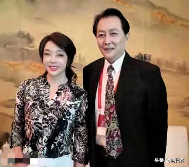 74岁刘晓庆弄了新发型惊艳全网 ， 网友 ：都不敢认 太年轻了