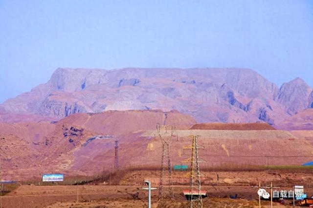 登顶鄂尔多斯最高山,山顶奇特,状如桌面,故有桌子山之俗称