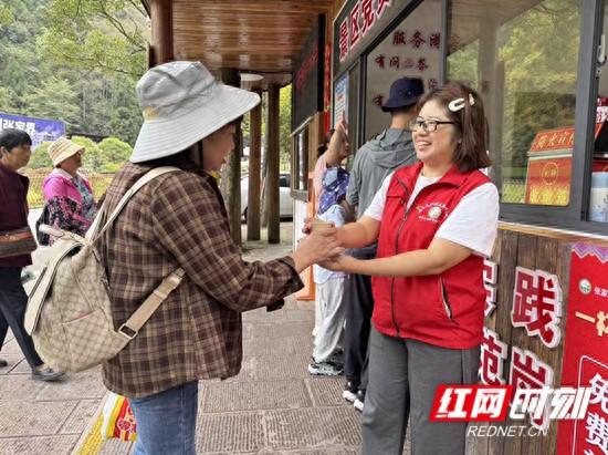 金鞭溪景区管委会“鸽子花”服务队“有温度”“有速度”“有力度”