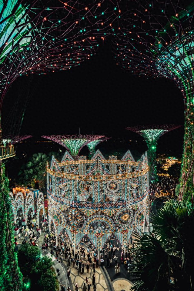 飞行圣诞老人、热带飘雪，滨海湾花园变身30万呎梦幻乐园