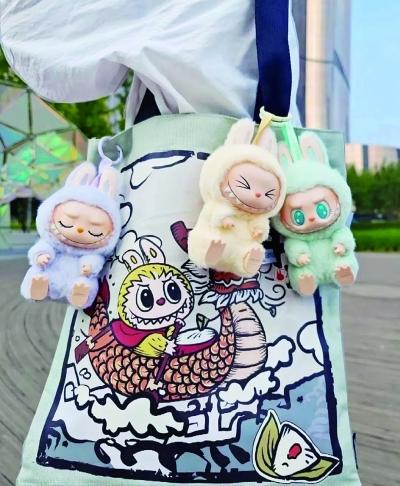 Labubu Z世代的旅行“搭子”