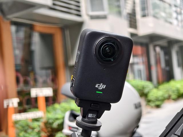 户外影像的2025年：性能内卷退潮，无感体验爆发，大疆影石双雄争霸