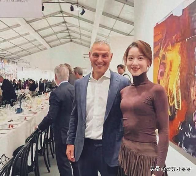 章泽天英国富商饭局形象坍塌，穿着潦草肋骨外翻引热议！