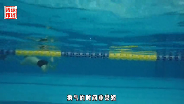 蛙泳换气技巧,慢动作分解（蛙泳换气轻松秘诀这样呼吸游得更久更省力）
