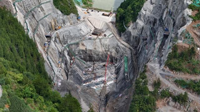 国家重大水利工程花滩子水库大坝首仓混凝土浇筑