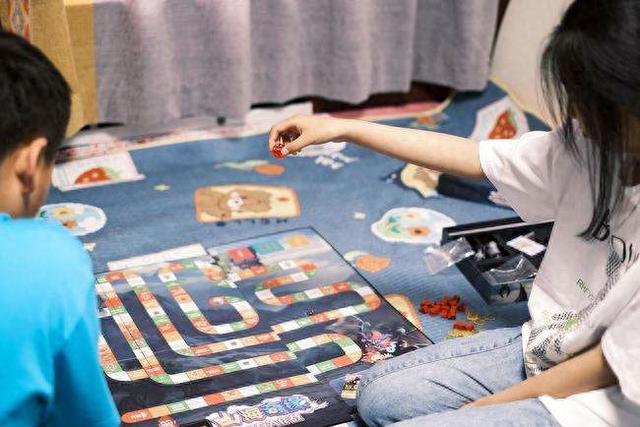 救救情侣游戏攻略（五分钟教你玩会一款比下棋更有意思的救救公主棋）