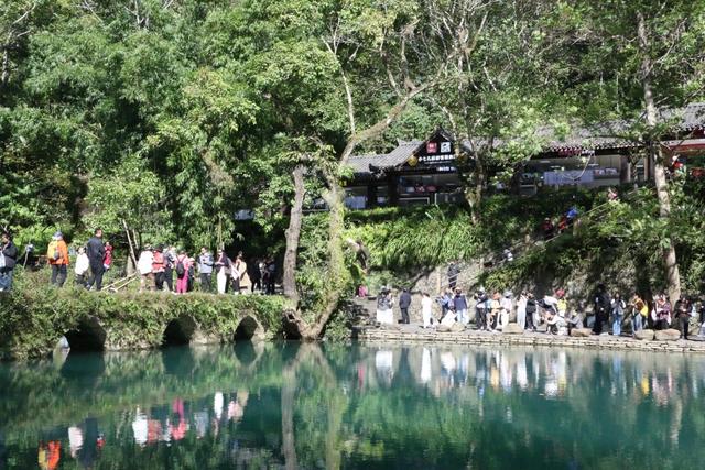 荔波“淡季”变旺景,暖阳山水引游客打卡旅居