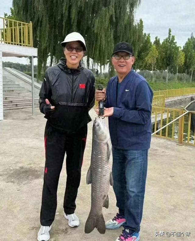 郎平指导北京钓鱼乐，秋高气爽展现生活智慧