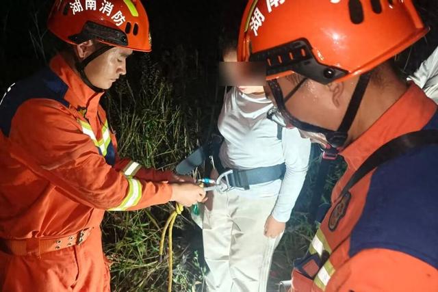 治本攻坚警示曝光丨又是网上“坑人”攻略！两女子深夜被困悬崖