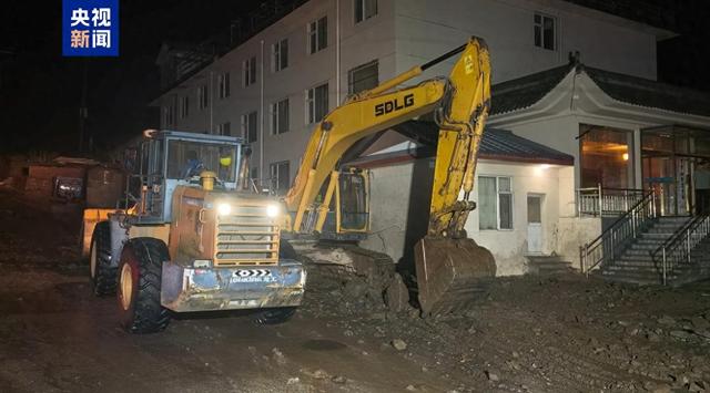 连夜清障 五台山景区因山洪中断道路已恢复通行