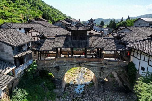 花几十块跨省干饭！成都人挤爆的8个小众县城